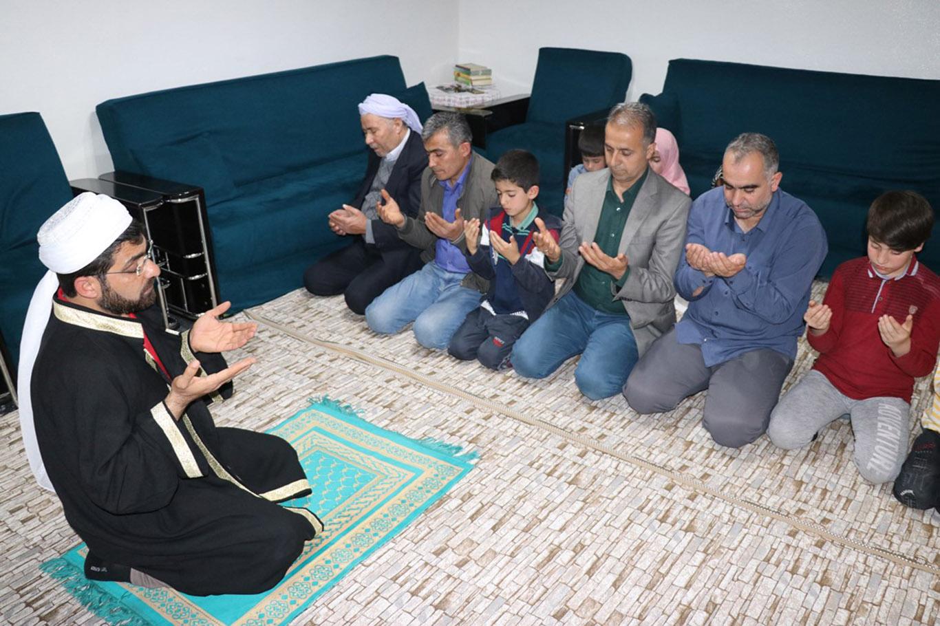 Müslümanlar teravih namazını camilerde kılamamanın hüznünü yaşadı